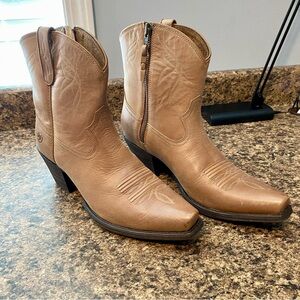 Women’s Ariat Lovely Tan Zip Boot Size 9.5